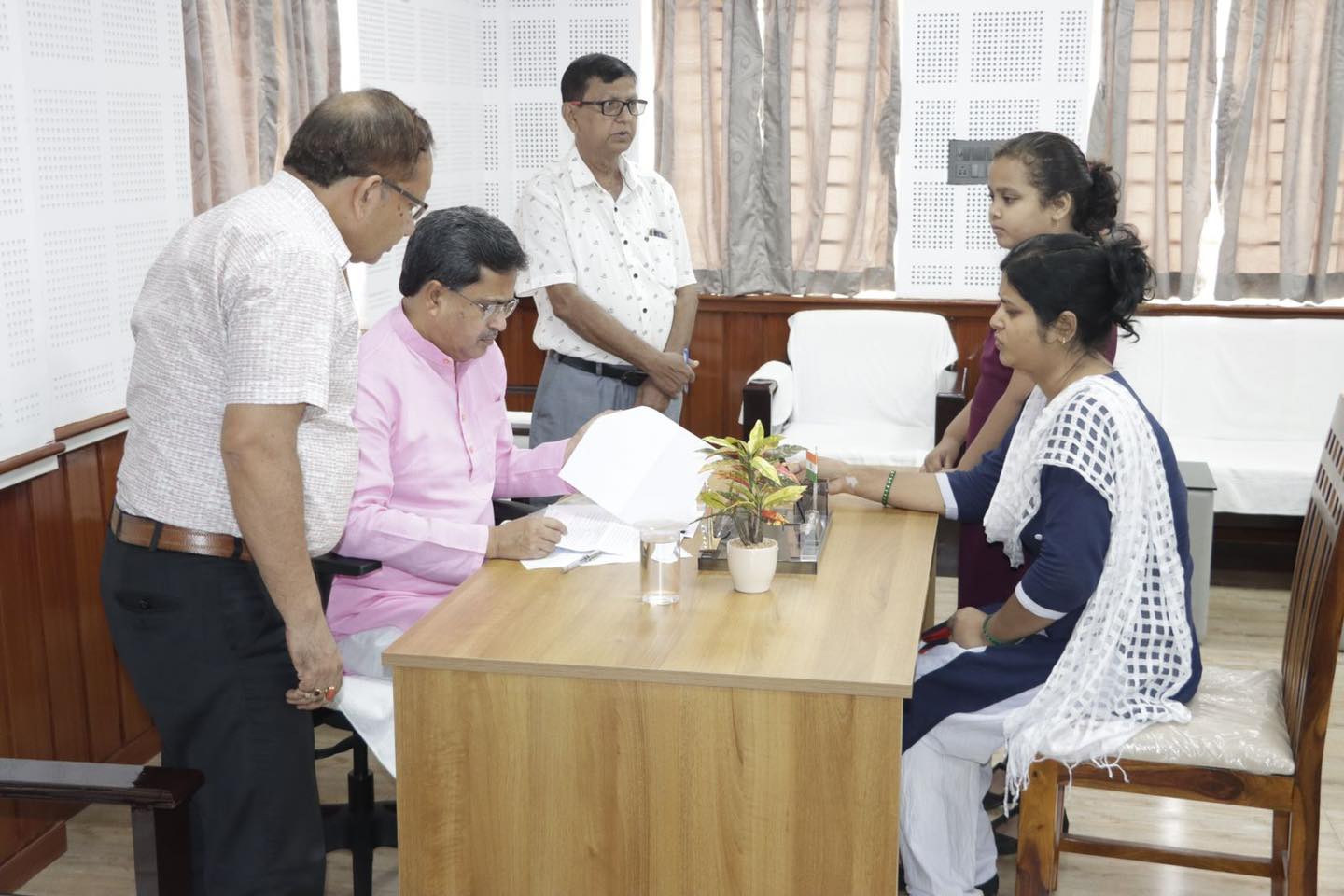 Cm Dr Manik Saha Meets Common People Hears Their Issues Tripura Chronicle 3552