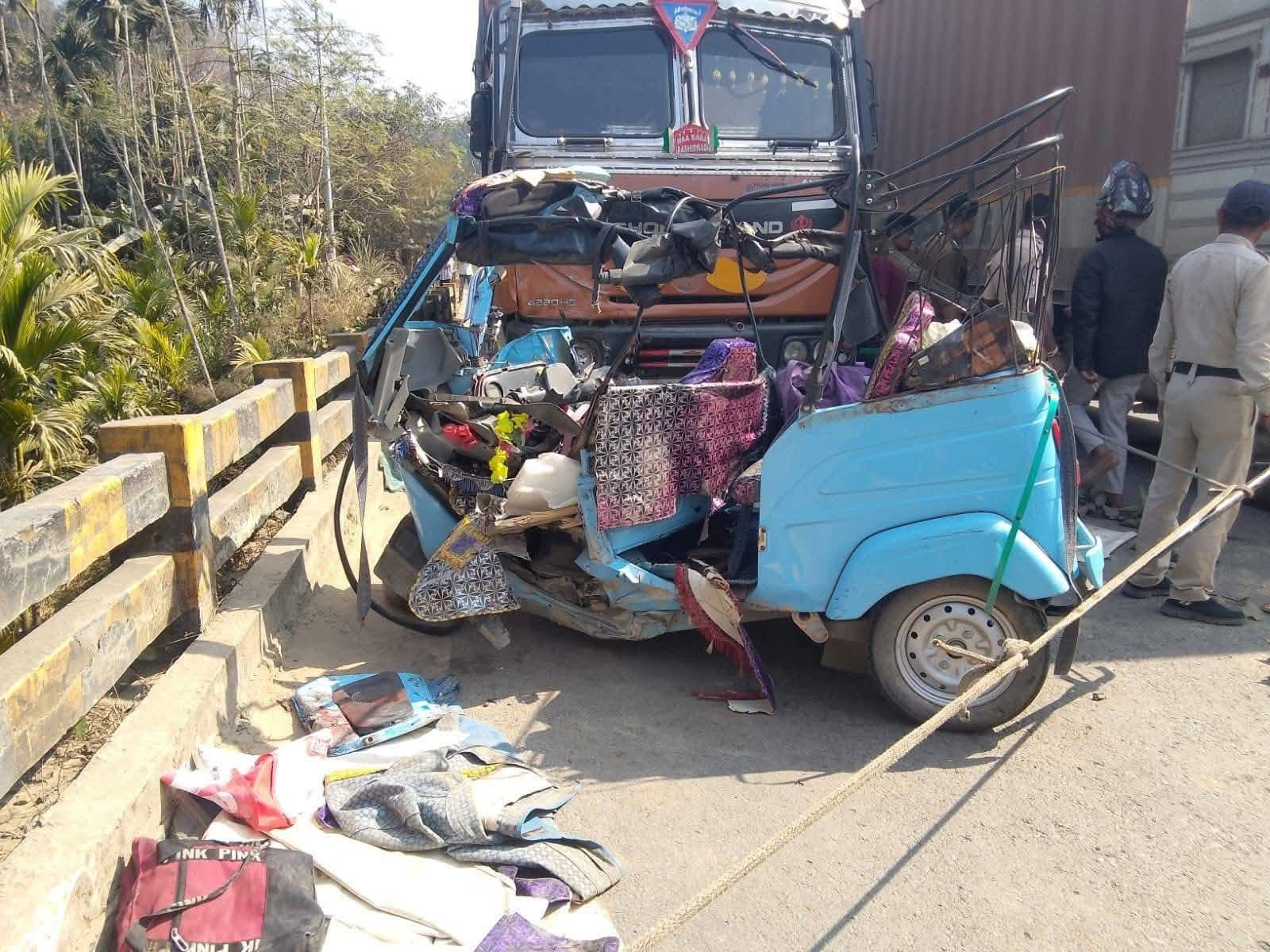 Four Dead, Two Injured in Head-On Collision Between Truck and E-Auto in ...